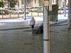 VIDEO: Kamerový systém sledoval, jak zloděj ukradl iPhone muži, který spal na lavičce