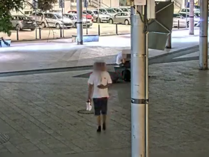 VIDEO: Kamerový systém sledoval, jak zloděj ukradl iPhone muži, který spal na lavičce