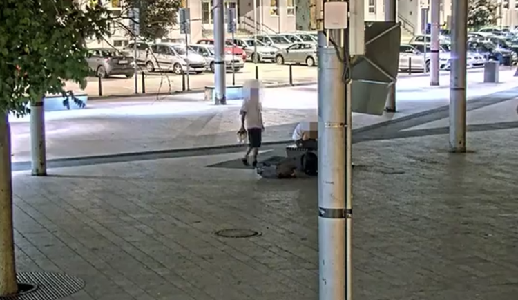 Kamerový systém sledoval, jak zloděj ukradl iPhone muži, který spal na lavičce