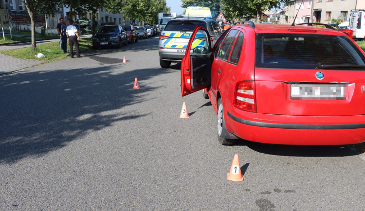 Policie vyšetřuje nehodu se zraněním cyklistky v Přáslavicích, o pomoc žádá svědky