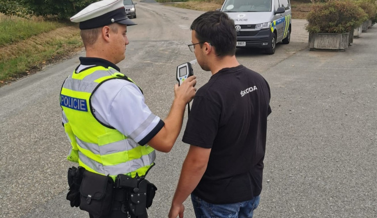 Policisté kontrolovali restaurace, bary a kluby. Tři z osmi prodali alkohol mladým