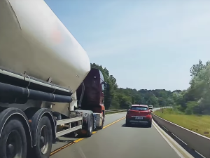 Šílený manévr šoféra kamionu. Problikával řidiče a při předjíždění málem smetl auto