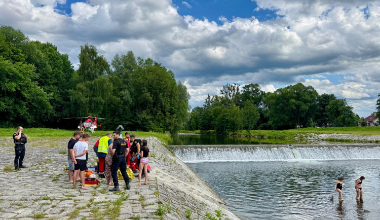 Dvě dívky se topily na splavu na Ostravici, zasáhli pohotoví svědci