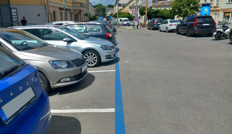 Parkování v Jihlavě XI: Před Dělnickým domem se smí stát dvacet minut zdarma