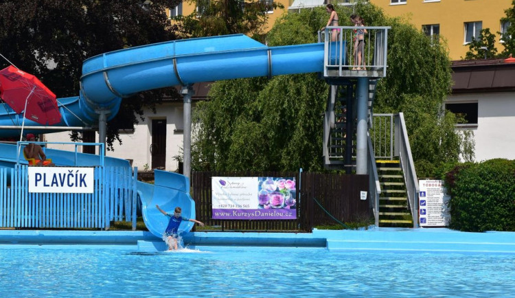 PŘEHLED: Venkovní bazény jedou naplno. Kde se vykoupat a jaké je vstupné?