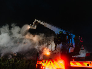 VIDEO: Hasiči bojovali s požárem skládky. Lidem chodili SMS, aby nevětrali