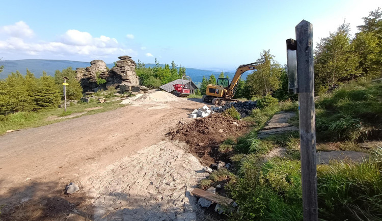 Komfortněji na Šerák? Trasa na oblíbený vrchol Jeseníků vede i po štětovém chodníku