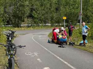 Záchranáři nemohli projet. Se vším vybavením šli ke zraněnému kilometr pěšky