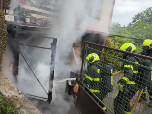 VIDEO: Hasiči zachránili majetek za 2 miliony při požáru garáže ve Skalici