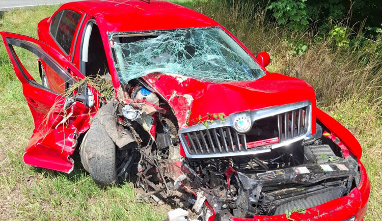 K havárii auta u Měrotína letěl vrtulník. Zraněnou osobu museli vyprostit hasiči