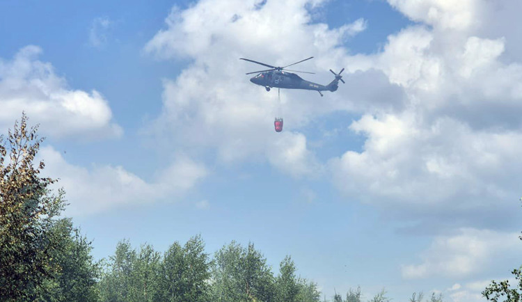 VIDEO: Obrovský lesní požár na Uničovsku. Plameny krotil ze vzduchu i vrtulník Black Hawk