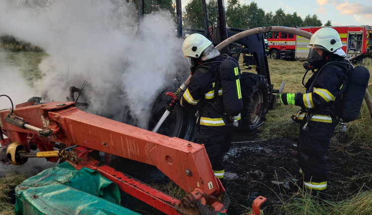 Extrémní vedra posílají hasiče do akce, na Trutnovsku shořel traktor