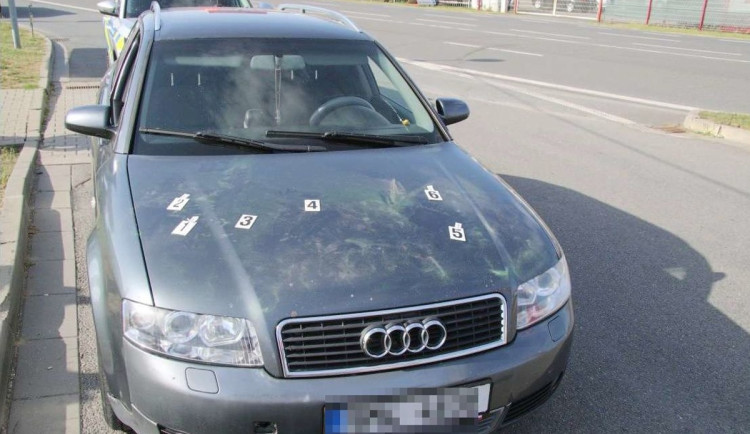 Žena ukradla v Olomouci lahev oleje, její manžel v autě najel do pracovníků ostrahy