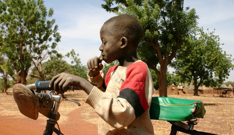 Dřív ležela ladem, nyní pomohou školákům. Opuštěná kola z Bohumína míří do Afriky
