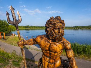 Karvinské moře má novou dominantu, stráží ho přes tři metry vysoká socha Neptuna