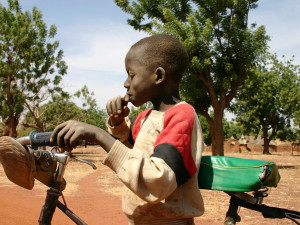 Dřív ležela ladem, nyní pomohou školákům. Opuštěná kola z Bohumína míří do Afriky