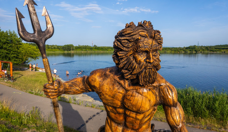 Karvinské moře má novou dominantu, stráží ho přes tři metry vysoká socha Neptuna