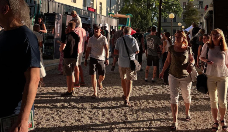 Přes kontejnery k nové restauraci. Letňák v Olomouci se chystá na další proměnu