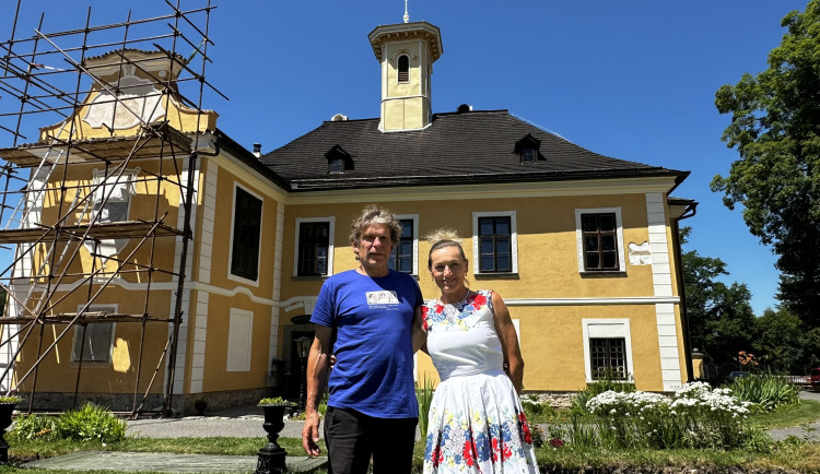 Zchátralý šumavský zámek v Nemilkově opravili manželé z Prahy a zpřístupnili ho veřejnosti