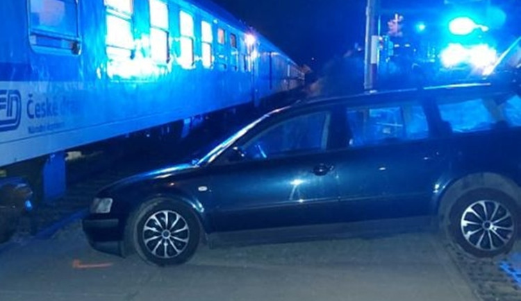 Řidič havaroval a z místa utekl, vlak musel nouzově brzdit. Policie hledá svědky