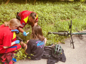 V Malé Morávce se během tří hodin zranili tři cyklisté, zasahoval i vrtulník