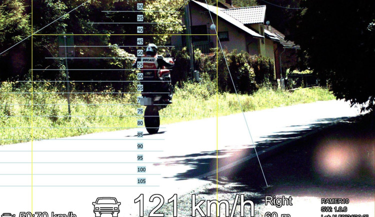 Motorkář zvedl Ducati na zadní a uháněl obcí na Trutnovsku 120, vyfotil ho radar
