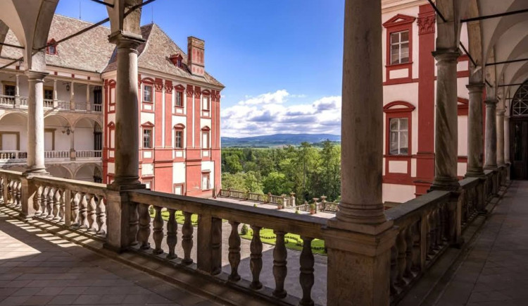 Filmaři překazí turistům plány, uzavře se kvůli nim zámek v Náchodě