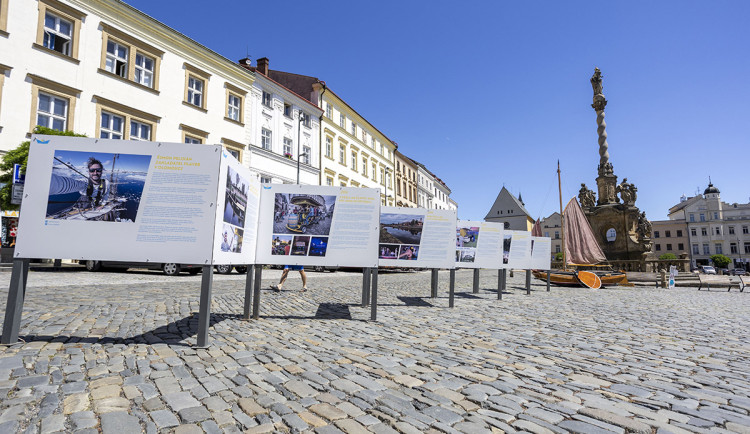 Ololodě oslavily kulatiny. Příběhy výletních plaveb na řece Moravě přibližuje výstava v centru Olomouce