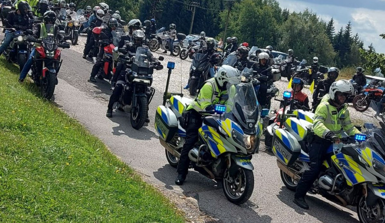 Motorkáři na startu: s policejním doprovodem pojedou za chvíli z Jinolic na polygon do Hradce