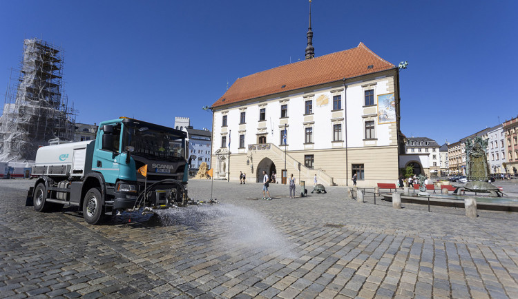 Osvěžení na rozpáleném Horním náměstí? Olomouc chystá mlžné sprchy na příští rok