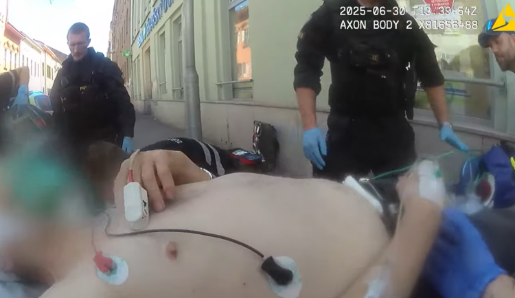 VIDEO: Na rozpálené ulici zkolaboval muž, nedýchal a krvácel z hlavy
