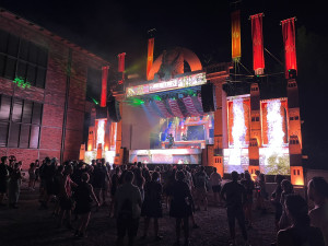 Beats for Love. Drumy duní pod vyhaslými vysokými pecemi.