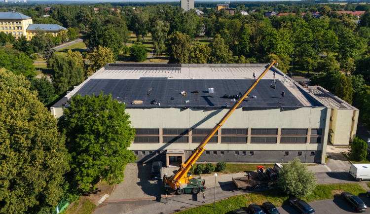 Házenkářská hala STaRS v Karviné se opravuje, renovace bude stát sedm milionů.