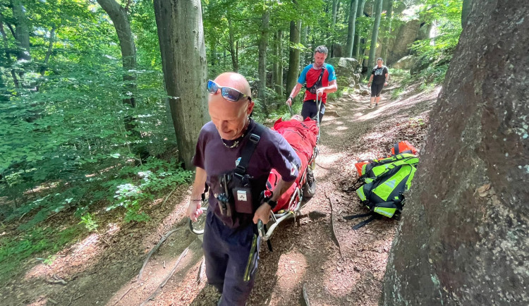 Bezvědomí, vyčerpání i zlomeniny. Prázdniny začaly pro horské záchranáře v Jizerkách zostra