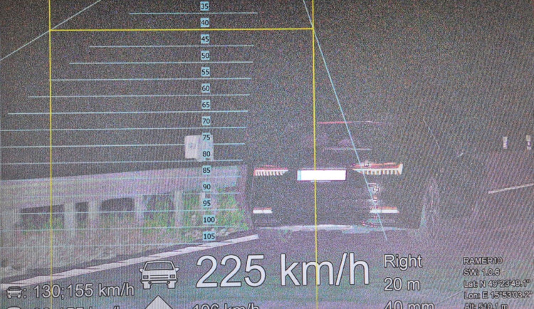 Cizinec v audi uháněl v noci po dálnici rychlostí 225 km/h. Přišel o řidičák