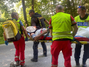 Motorkář se po střetu s autem vážně zranil, zasahoval vrtulník