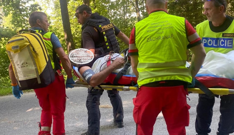 Motorkář se po střetu s autem vážně zranil, zasahoval vrtulník.