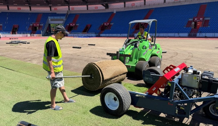 Výměna travního povrchu na Městském stadionu v Ostravě-Vítkovicích.