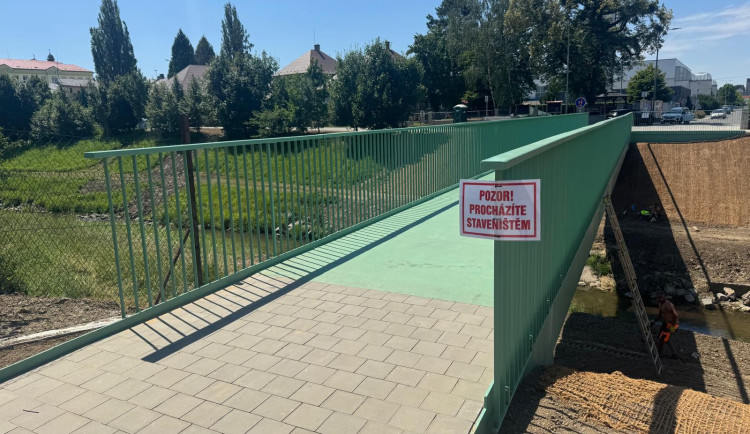 Lidé v Novém Jičíně už mohou využívat novou lávku přes řeku Jičínku.