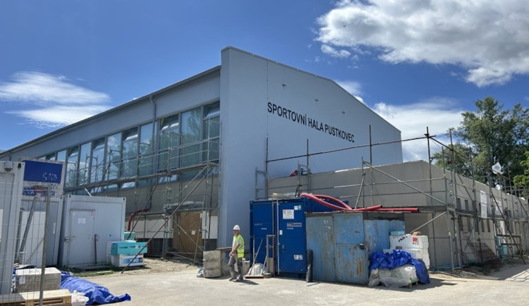 Pustkovec se dočká moderní sportovní haly. Otevření se plánuje na říjen.
