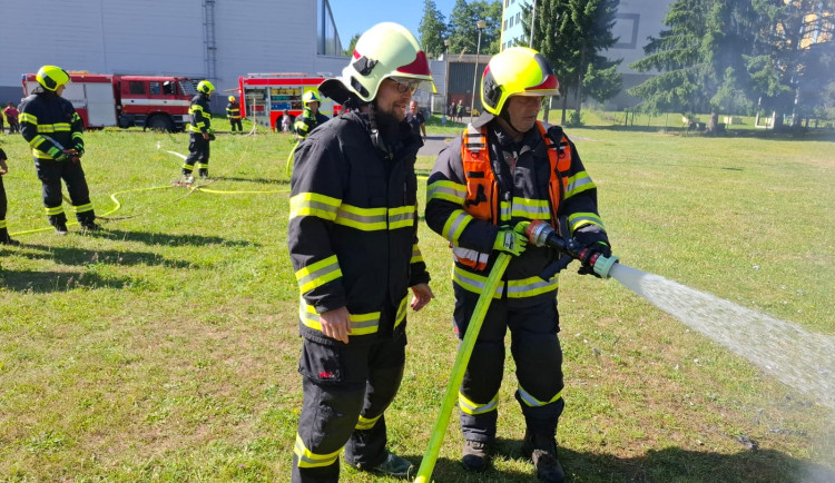 Hasič Michal Gajdoš končí po 33 letech služby. Poslední výjezd mu připravil kapitán Ocelářů.