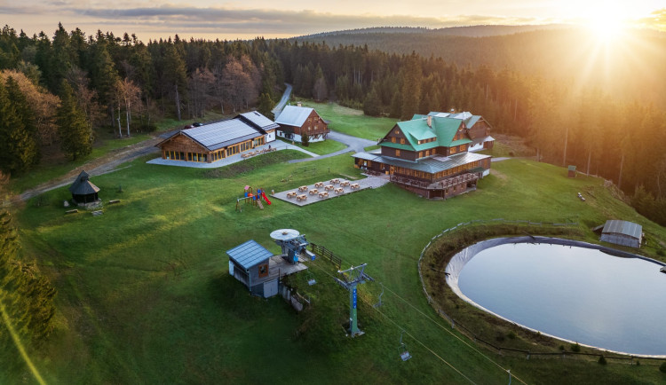 VIDEO: Paprsek se otevírá pro cyklisty. Začala jezdit lanovka, která nahoru vyveze i kola