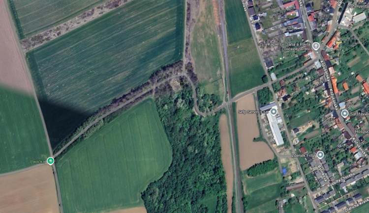 Cyklisté, pozor. U frekventované stezky v Nemilanech se budou kácet suché stromy