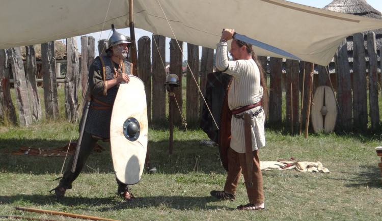 Archeopark Všestary láká na Dny živé archeologie: Řemesla, bojovníci i nový pravěký člun