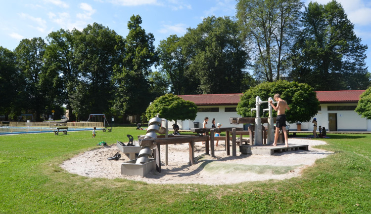 Lidé si přejí zastínění dětského hřiště i zpřístupnění hradby, ukázalo hlasování