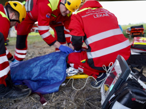 Dramatický víkend na Bruntálsku. Při pádu se zranili motorkář i dva cyklisté