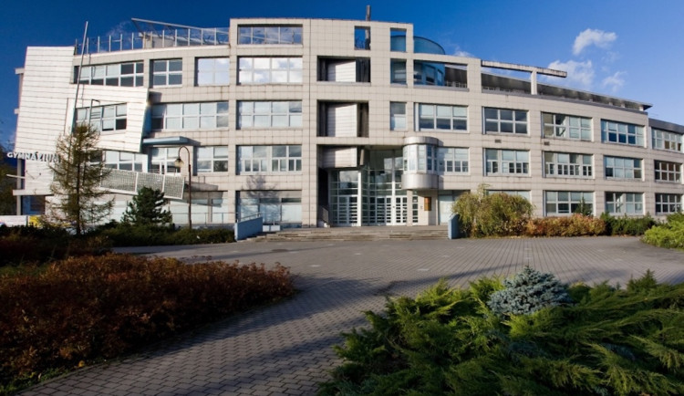 Budova Gymnázia a Obchodní akademie v Orlové bude mít novou střechu.