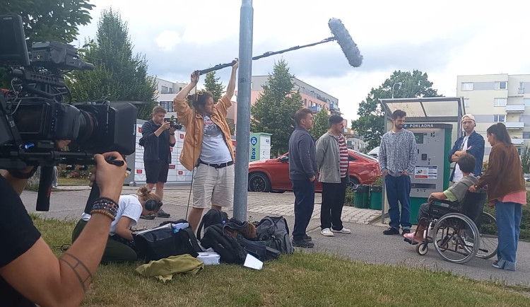 FOTO: V Jihlavě se natáčí nový sitcom. Diváci se při scénách od nemocnice zasmějí