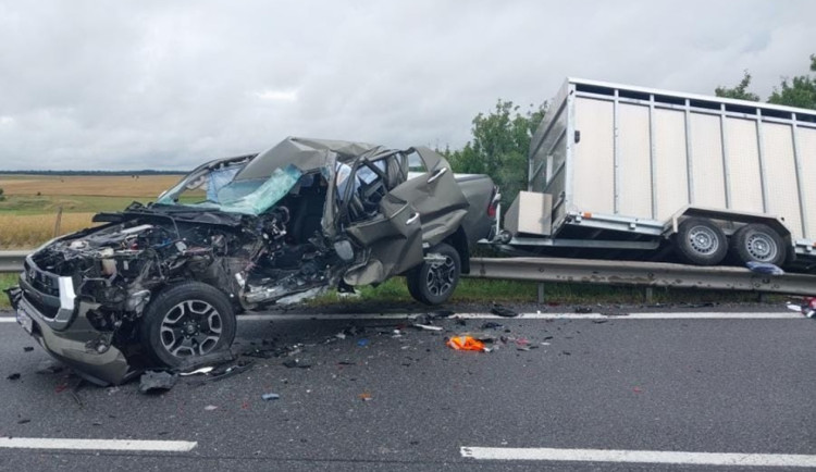 Havárie u Zvěrkovic zkomplikovala provoz na silnici z Jihlavy do Znojma