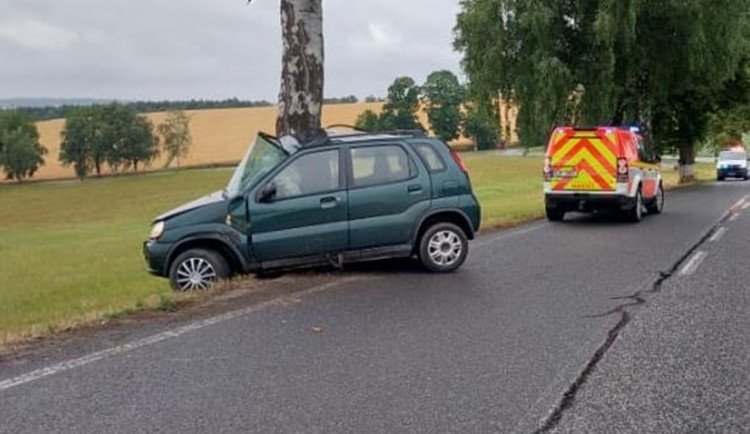 Na Pelhřimovsku narazila řidička do stromu, na místo letěl vrtulník z Prahy